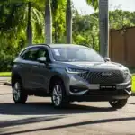 Conheça o GWM Haval H6 2026 — facelift frontal, batente mecânico na frente para eliminar 'batidas secas', central de 14,6'' com Cofee OS 3 e pacotes de tecnologia sem subir preço
