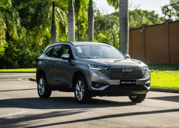 Conheça o GWM Haval H6 2026 — facelift frontal, batente mecânico na frente para eliminar ‘batidas secas’, central de 14,6” com Cofee OS 3 e pacotes de tecnologia sem subir preço