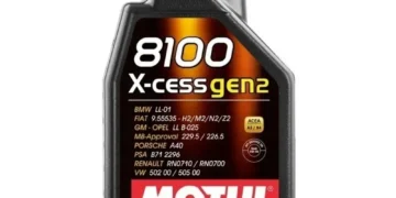 troca de óleo de motor 8100 X‑cess Gen2 5W40 Motul em carro moderno