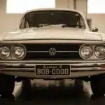 Fotografia realista de um Volkswagen clássico branco em oficina, destacando a nova lei reduz IR na venda de carros antigos