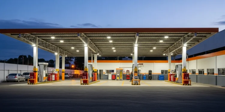 Imagem horizontal mostrando posto de combustíveis e oficina com sinais de atenção, fiscais em ação e elementos que representam os devedores contumazes câmara fecha