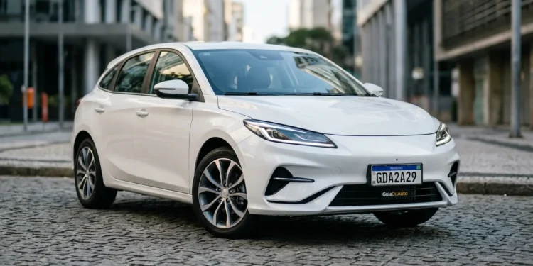 Placa Mercosul 2026: Descubra quem é obrigado a trocar e como escapar de multas 2 Carro compacto branco com placa Mercosul fictícia GDA2A29, na rua urbana moderna, destacando placa obrigatória em 2026