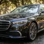 Carro de pintura escura com alto brilho, água e proteção cerâmica, sob sombra natural com detalhes luxuosos