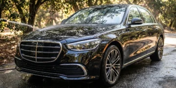 Carro de pintura escura com alto brilho, água e proteção cerâmica, sob sombra natural com detalhes luxuosos