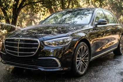 Carro de pintura escura com alto brilho, água e proteção cerâmica, sob sombra natural com detalhes luxuosos