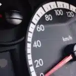 Painel de carro com velocímetro e marcador de combustível, ilustrando falha no painel ou problema elétrico no veículo.