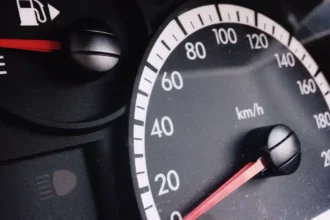 Painel de carro com velocímetro e marcador de combustível, ilustrando falha no painel ou problema elétrico no veículo.