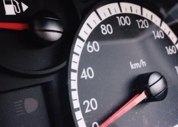 Painel de carro com velocímetro e marcador de combustível, ilustrando falha no painel ou problema elétrico no veículo.