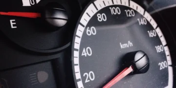 Painel de carro com velocímetro e marcador de combustível, ilustrando falha no painel ou problema elétrico no veículo.