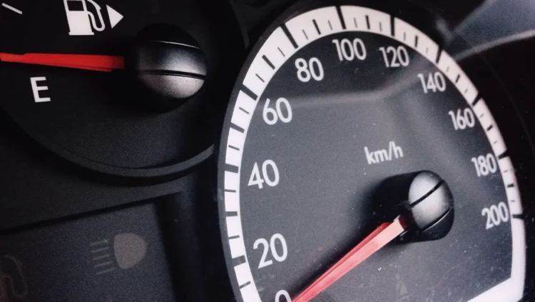 Painel de carro com velocímetro e marcador de combustível, ilustrando falha no painel ou problema elétrico no veículo.