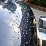 Como lavar o carro sem riscar a pintura — guia de profissionais