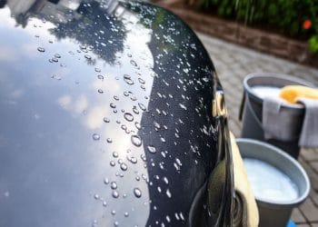 Como lavar o carro sem riscar a pintura — guia de profissionais