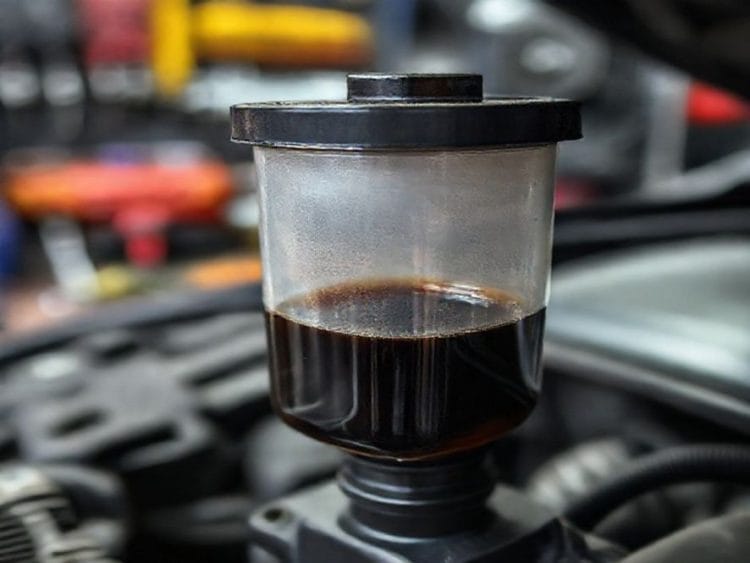 Fluido de freio escuro: quando trocar e por que importa