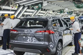 História da Toyota: como a marca saiu da indústria têxtil, virou potência global e redefiniu sua evolução no Brasil