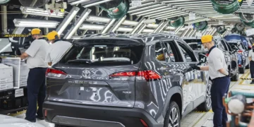 História da Toyota: como a marca saiu da indústria têxtil, virou potência global e redefiniu sua evolução no Brasil