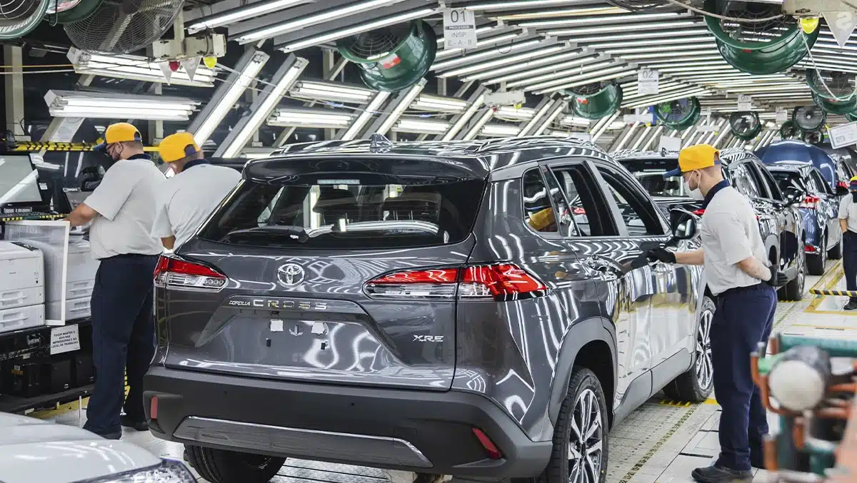 História da Toyota: como a marca saiu da indústria têxtil, virou potência global e redefiniu sua evolução no Brasil