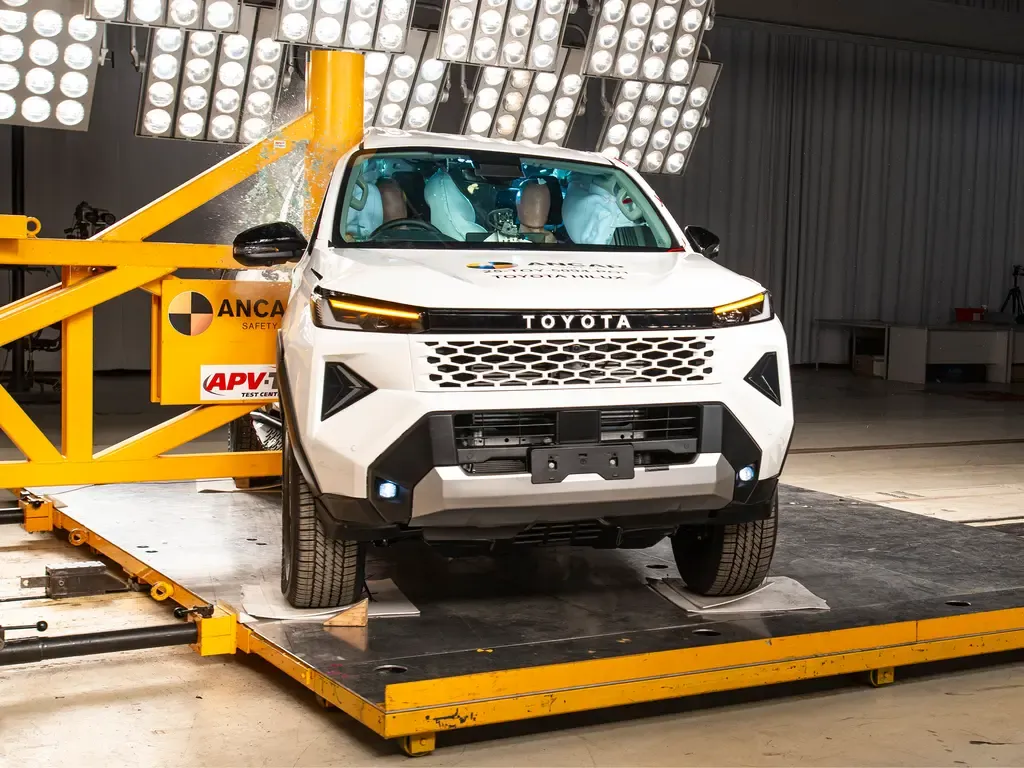 Nova Toyota Hilux: 5 estrelas no ANCAP e chegada ao Brasil em 2027 com pacote de seguran&ccedil;a revolucion&aacute;rio!