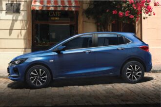 Chevrolet Onix 2025: guia completo do hatch e Onix Plus com 1.0 turbo, câmbio automático, versões LS/LT/RS/Premier e preços FIPE