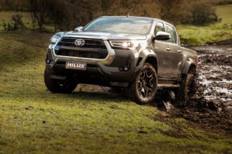 Toyota Hilux SRX: 5 motivos para e contra a picape mais vendida em 2025 — liderança, capacidade off-road e pontos que pesam na hora da compra