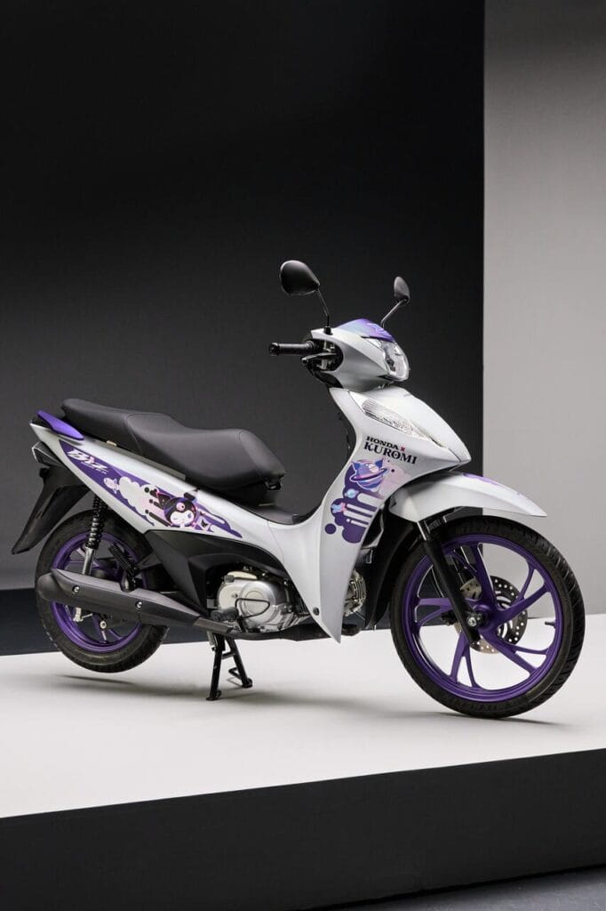 Honda Biz Kuromi na CCXP25: O conceito roxo e branco que roubou a cena! Versão EX parte de R$ 16.030. 3 Honda Biz Kuromi na CCXP25: O conceito roxo e branco que roubou a cena! Versão EX parte de R$ 16.030.