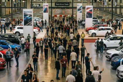 Imagem hiper-realista de sal&atilde;o autom&oacute;vel movimentado com visitantes, carros variados e ambientes de feira.