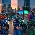 Motoboys com motos elétricas modernas em cena urbana vibrante de São Paulo, refletindo crescimento de 20% nas motos elétricas em 2025.