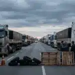 Imagem realista de rodovia congestionada devido à paralisação de caminhoneiros nesta semana no Brasil