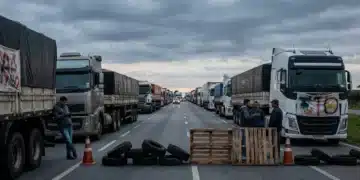 Imagem realista de rodovia congestionada devido à paralisação de caminhoneiros nesta semana no Brasil