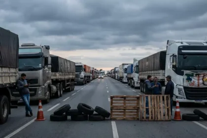 Imagem realista de rodovia congestionada devido &agrave; paralisa&ccedil;&atilde;o de caminhoneiros nesta semana no Brasil