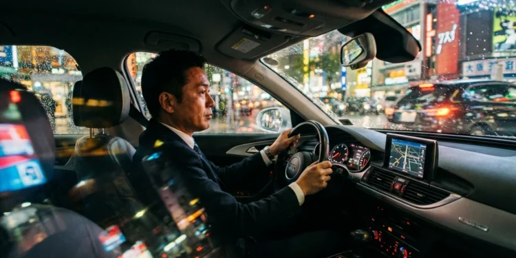 Projeção de Ganhos Uber 2026: 4 Horas por Dia no Brasil - O Que Esperar? 4 Motorista de Uber focado dirigindo em rua urbana noturna, com luzes vibrantes e interior iluminado, transmitindo energia e profissionalismo