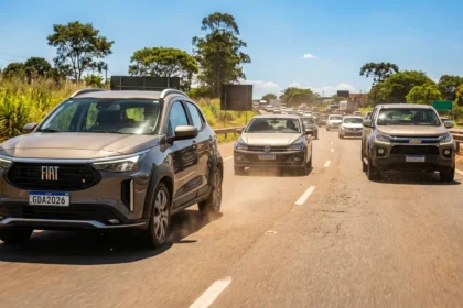 Imagem de carros em movimento na estrada brasileira mostrando marcas que mais emplacaram, com destaque para Fiat, Volkswagen e Chevrolet
