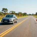 Lei do Farol: entenda a obrigatoriedade do farol baixo de dia em rodovias simples e evite multa de R$ 130,16 e 4 pontos na CNH. Fiscalização intensificada em 2025.