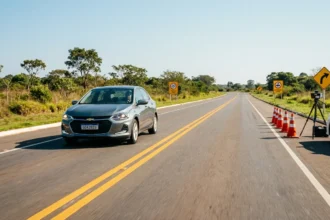 Lei do Farol: entenda a obrigatoriedade do farol baixo de dia em rodovias simples e evite multa de R$ 130,16 e 4 pontos na CNH. Fiscalização intensificada em 2025.