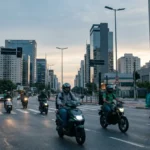 Imagem de motocicletas elétricas modernas percorrendo uma cidade brasileira ao entardecer, destacando modelos elétricos no Brasil.