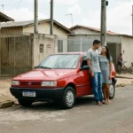 Casal jovem ao lado de um Fiat Uno Mille em bairro residencial brasileiro, ilustrando economia e rotina