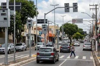 Imagem de radares caçapava 13 equipamentos fixos e híbridos em rua urbana de Caçapava-SP
