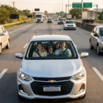 Imagem de uma família em carro no final da tarde na estrada brasileira, todos usando cinto de segurança na viagem segura Natal PRF