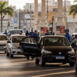Posto de combustível com veículos flex abastecendo, preços de etanol em destaque, cenário realista de bomba de gasolina no Brasil