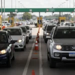 Imagem de fiscalização na fronteira do Mercosul com veículos e placas Mercosul visíveis