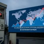 Bomba de diesel em posto brasileiro marcando R$ 7,28 após autuação da ANP por aumento de preços.