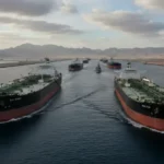 Navios petroleiros navegando pelo Estreito de Ormuz, rota vital para o comércio de petróleo