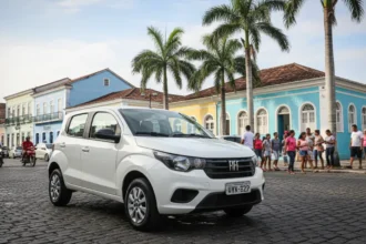 Carro popular estacionado em rua movimentada de Maceió, Alagoas, com prédios e palmeiras ao fundo sob a luz do sol