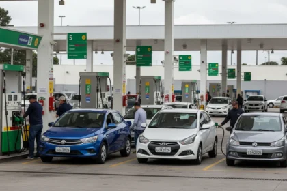 Cena de posto de combustível brasileiro com motoristas abastecendo, destaque para bombas de etanol e gasolina, refletindo o aumento de preço etanol sobe 23 estados