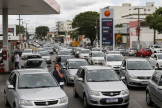 Imagem de um posto de gasolina em Salvador com filas de carros e placa de preços elevado, ilustrando gasolina mais cara salvador.