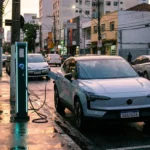 Imagem de um carro elétrico moderno em rua urbana brasileira ao entardecer, destacando a evolução do mercado de carros eletrificados disparam brasil
