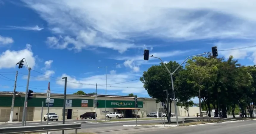 Prefeitura de Maceió readequa semáforos no bairro Petrópolis 1 Semáforos readequados otimizando o fluxo de veículos na Avenida Durval de Góes Monteiro, Maceió