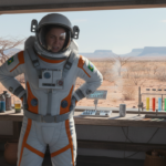 Astronauta com dor nos rins em ambiente brasileiro simulando Marte