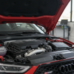 Audi RS3 com motor de cinco cilindros exposto em oficina