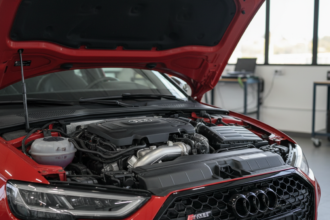 Audi RS3 com motor de cinco cilindros exposto em oficina