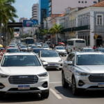 Veículos elétricos e híbridos, como Haval H6 e BYD Song Pro, em uma rua na Bahia.